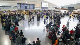 GRAFCAV7580. LOIU (BIZKAIA), 06/01/2024.-Largas colas de viajeros este sábado en la terminal del aeropuerto de Bilbao, uno de los aeropuertos con más incidencias registradas. La segunda de las cuatro jornadas de huelga de los trabajadores del servicio de asistencia en tierra o "handling" de Iberia aumenta su seguimiento medio del 15,62 % al 16,5 %, aunque se mantiene la normalidad en los aeropuertos españoles, según la aerolínea.EFE/Luis Tejido