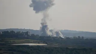 cohetes lanzados por Hezbolá se eleva sobre la localidad de Tayr Harfa, en el Líbano