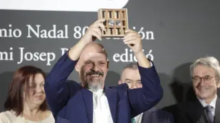 César Pérez Gellida levanta muy feliz el trofeo de la LXXX edición del Premio Nadal, que se ha entregaba anoche en Barcelona.