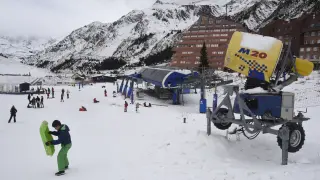 Un cañón en la estación de esquí de Astún a principio de la temporada.