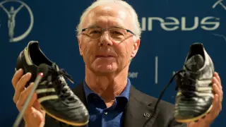 Una fotografía de archivo del exfutbolista y entrenador alemán, Franz Beckenbauer, durante una conferencia de prensa en Stuttgart, Alemania, el 27 de enero de 2013