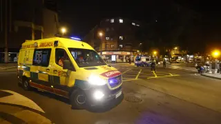 Una ambulancia se lleva a uno de los heridos en el atropello en la avenida de Madrid de Zaragoza.