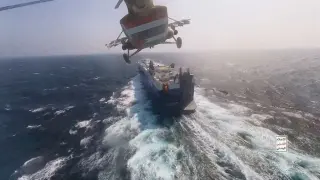 Helicóptero militar hutí sobre el carguero Galaxy Leader en el Mar Rojo