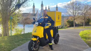 Moto eléctrica de trers ruedas de Correos en Zaragoza