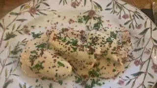 Plato de canelón de ternera gallega con salsa de queso Tresviso, polvo de jamón y sésamo tostado del restaurante Entreviñedos