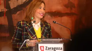 La alcaldesa Chueca, durante su intervención en el Teatro Principal de Zaragoza.