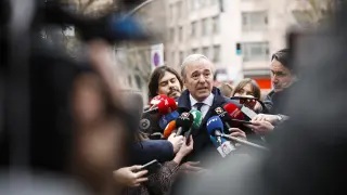 El presidente de Aragón, Jorge Azcón, atiende a los medios a las puertas de la sede nacional del PP en Madrid