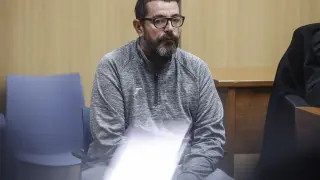 El acusado de matar a su hijo en Sueca durante el juicio.