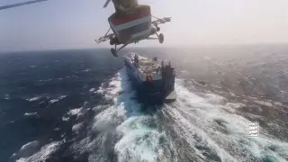 Foto de archivo tomada desde un helicóptero sobre un barco en el mar Rojo