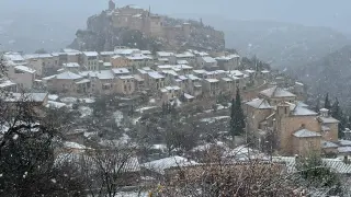 La nieve ha teñido de blanco los tejados y las laderas de la villa de Alquézar, en el Somontano.
