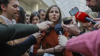 La líder de Podemos, Ione Belarra, atiende a los medios durante el pleno del Congreso, reunido excepcionalmente en el Senado, que debate la convalidación de tres decretos del Gobierno con medidas para amortiguar la crisis