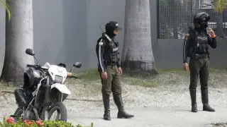Policías custodian la sede del canal de televisión TC en Guayaquil tras la toma armada de este martes