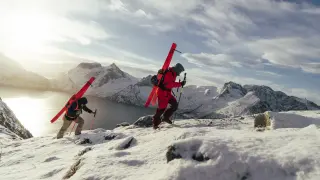 Fotograma del cortometraje noruego 'The Draconians', con dos riders que hacen equipo para descubrir las mejores líneas en un viaje de ski.