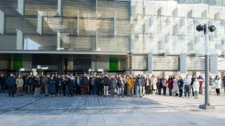 Personal de Telefónica guarda un minuto de silencio ante la sede de Madrid por el fallecimiento de César Alierta