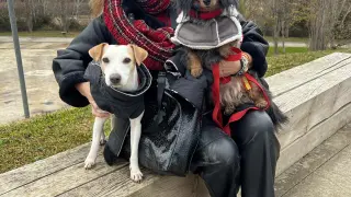 Pipper con Carmen y su perrita Chloe.