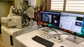 El nuevo equipamiento, la Microsonda Electrónica de Emisión de Campo, en el Servicio de Microscopía Electrónica de Materiales del SAI, ubicado en la planta calle del edificio Torres Quevedo