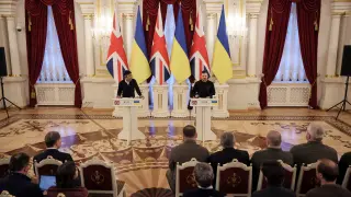 El presidente ucraniano Volodimir Zelensky y el primer ministro británico Rishi Sunak firman el acuerdo de ayuda militar en Kiev UKRAINE BRITAIN DIPLOMACY
