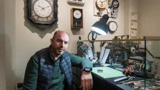 Fermín Pérez de Mezquía, en su relojería de la calle Amar y Borbón de Zaragoza.
