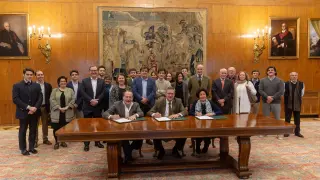 Representantes de la familia Loscertales y de la Universidad de Navarra, este viernes, en la firma del convenio.