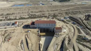Vista aérea de las obras del embalse de Almudévar, que almacenará hasta 169 hectómetros cúbicos.