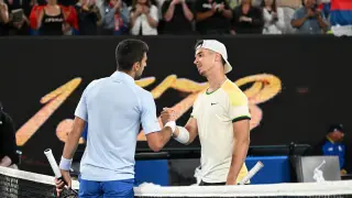 Djokovic saluda a Prizmic tras el partido AUSTRALIA TENNIS