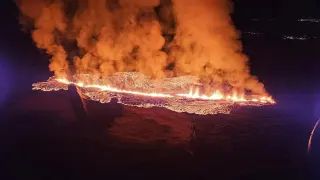 Lava del volcán cerca de Grindavik