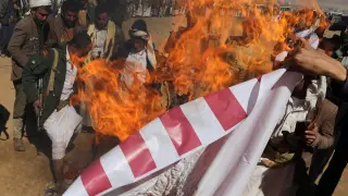 Rebeldes hutíes queman una bandera de Estados Unidos cerca de Saná