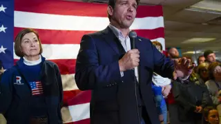 Republican presidential candidate Florida Gov. Ron DeSantis, right, speaking at an event in West Des Moines, Iowa, Saturday, Jan. 13, 2024. Also on stage is Iowa Gov. Kim Reynolds, left. (AP Photo/Pablo Martinez Monsivais) Associated Press/LaPresse Only Italy and Spain
