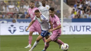 Manu Vallejo, con Jair al fondo, en una jugada del Real Zaragoza-Eldense jugado en La Romareda en la primera vuelta.