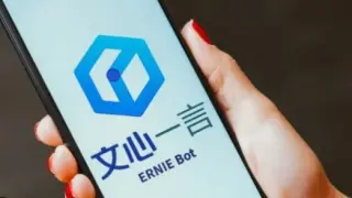 Baidu lanzó su Ernie Bot -el primero de los grandes 'chatbots' de IA surgidos en China en respuesta a ChatGPT- en marzo del año pasado