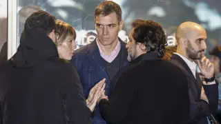 El presidente del Gobierno, Pedro Sánchez (c) y su esposa Begoña Gomez (i) charlan con a Luis Alegre(cd), presidente del Ateneo