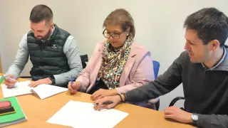 Firma del acuerdo entre Javier Garcés, Silvia Ramírez y David Domper.