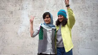 Tehran (Iran (islamic Republic Of)), 13/01/2024.- A handout photo made available by the Shargh News Daily online shows Iranian journalists Niloufar Hamedi (R) and Elaheh Mohammadi (L) after being released from prison in Tehran, Iran, 14 January 2024. According to state-run IRNA news agency, Niloufar Hamedi and Elaheh Mohammadi, who were arrested in September 2022 following the death of Mahsa Amini, were released on bail on 14 January 2024. (Teherán) EFE/EPA/SHARGH NEWS DAILY ONLINE/SAHAND TAKI/HANDOUT HANDOUT EDITORIAL USE ONLY/NO SALES HANDOUT EDITORIAL USE ONLY/NO SALES