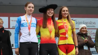 Ana López, en el podio júnior del Campeonato de España de ciclocross.