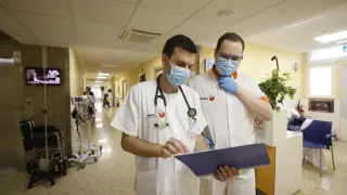El doctor José Luis Bonafonte y el enfermero David Aguiló, en el Hospital San Juan de Dios.