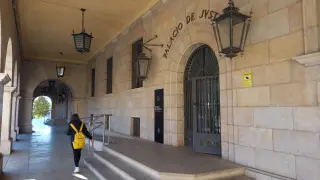 Entrada principal a la Audiencia Provincial de Teruel.