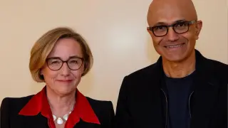 Margherita Della Valle, consejera delegada del Grupo Vodafone y Satya Nadella, presidente y CEO de Microsoft.