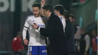 Velázquez instruye a Aguado durante el cambio de Azón, en el minuto 55 en el partido de Elda.