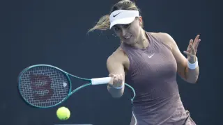 Paula Badosa, en acción durante el partido femenino de segunda ronda contra Anastasia Pavlyuchenkova de Rusia en el torneo de Australia en Melbourne