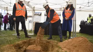 Colocación de la simbólica primera piedra del nuevo centro de salud de Huesca.
