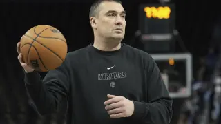 El entrenador asistente de los Golden State Warriors, Dejan Milojevic, en un partido de baloncesto de la NBA contra los New Orleans Pelicans el martes 28 de marzo de 2023 en San Francisco