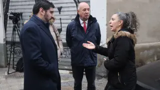El vicepresidente de Aragón, Alejandro Nolasco, habla con una de las vecinas de la calle Montañés.