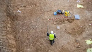 Dos de los esqueletos encontrados en las obras de un edificio en la calle José Luis Pomarón de Zaragoza