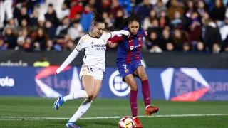 Kathellen Sousa of Real Madrid and Salma Paralluelo of FC Barcelona in action during the Spanish SuperCup 24, Supercopa de Espana, Semi-Final 2, women football match played between FC Barcelona Femenino v Real Madrid Femenino at Estadio de Butarque on January 17, 2024 in Leganes, Madrid, Spain...AFP7 ..17/01/2024 ONLY FOR USE IN SPAIN [[[EP]]]