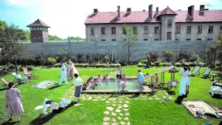 La familia del comandante Höss, a cargo de Auschwitz, disfruta del verano en su jardín ajena al horror que tiene lugar tras la empalizada.