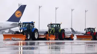 Una máquina quitando la nieve en el aeropuerto de Alemania GERMANY WEATHER TRANSPORT