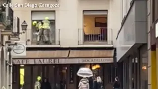 Los bomberos de Zaragoza tienen que acceder a una vivienda por el balcón