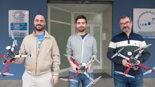 Jaime Faci, Carlos Povar y Héctor García, los tres con síndrome de Asperger, han obtenido el Certificado Oficial de Piloto de Dron.