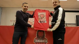 José Antonio Bernal y Porfirio Fisac, con la camiseta.