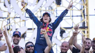 La piloto Cristina Gutiérrez celebra la victoria en el Dakar 2024 junto con su equipo